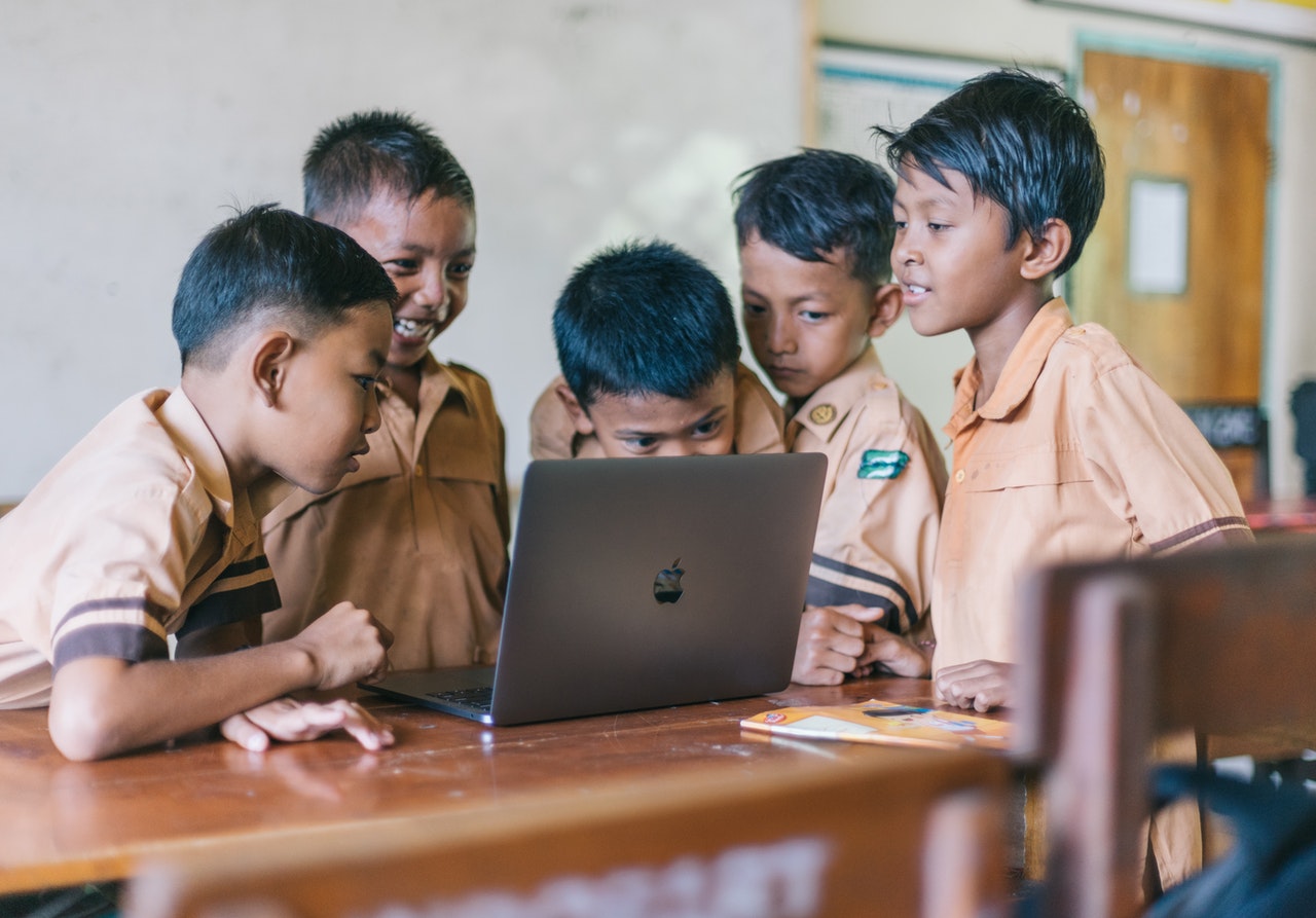 Sekolah termahal di Indonesia, sekolah miskin